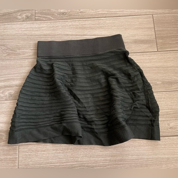 Club Monaco women’s mini skirt deep olive/green and black, size XS••• - Picture 5 of 11